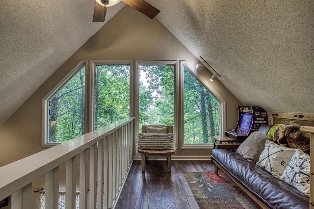 Moonshine Chalet, Hot Tub, Pool Access, Wifi, 1089 Free Tickets Each Paid Day, Dollywood And More Гатлинбург Экстерьер фото